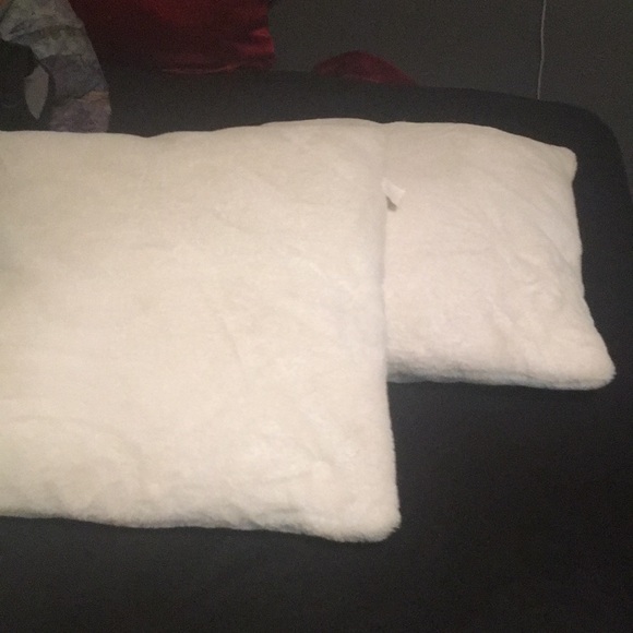 2 medium sized white fluffy pillows - Picture 1 of 1